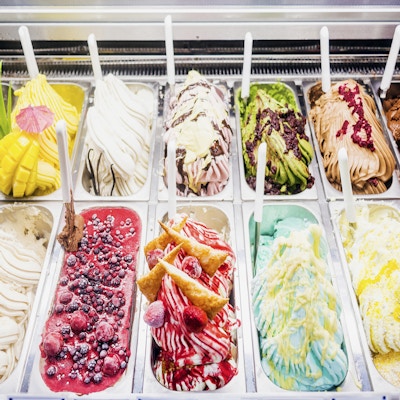 klassisk italiensk gourmetgelato gelatto-iskrem i butikken