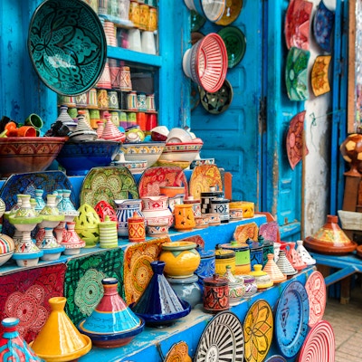 fargerike tallerkener i den marokkanske butikken