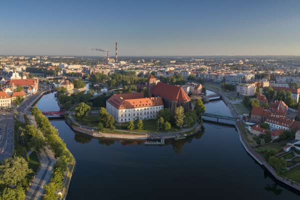 Luftfoto av byen Sand (Piasek) Island og den vestlige delen av byen Wroclaw om morgenen. Vakkert panorama av den historiske byen ved elven, populært reisemål for turister