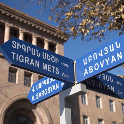 Gateskilt for Tigran Mets Avenue og tre andre gater i Yerevan, Armenia