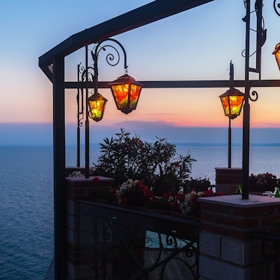 Restaurant på høy klippe over havet etter solnedgang i skumring, Kapp Kaliakra i Bulgaria.