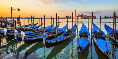 Venezia med kjente gondoler ved soloppgang, Italia