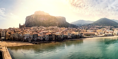 Luftfoto av Cefalu, en vakker og historisk by som ligger på Sicilia, Italia.