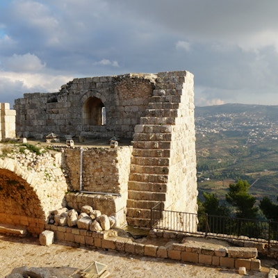 Ruinene av Ajloun Castle med byen i bakgrunnen