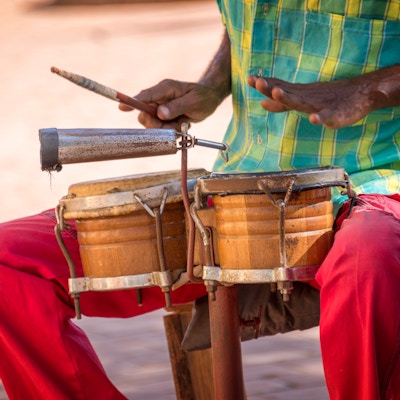 Gatemusiker som spiller trommer i Trinidad, Cuba