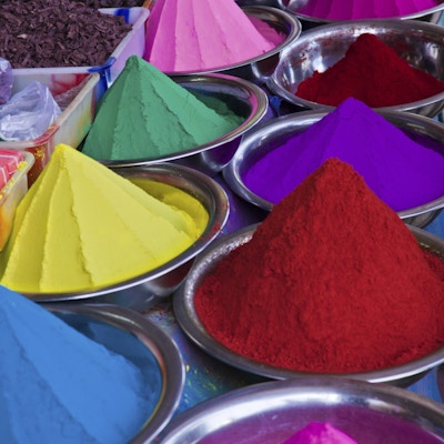 Krydder i mange ulike farger på et marked