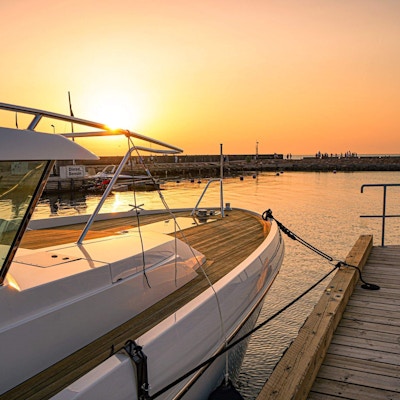 Båt i solnedgang, Båstad Havn, østre brygge