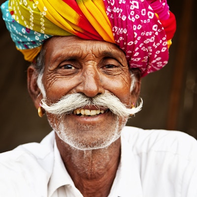 eldre mann med fargerik turban, kvegmesse i Pushkar, Rajasthan, India