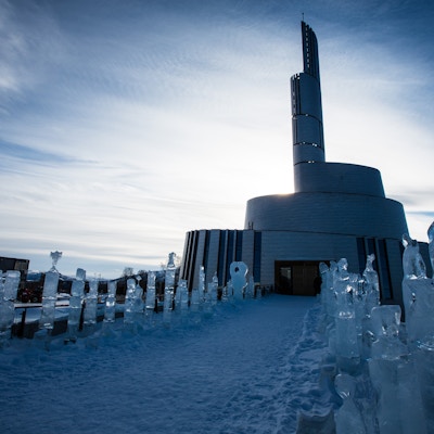 Nordlyskatedralen Alta Norge, en ny spektakulær bygning som skal stå ferdig i 2013. Skulpturer av is på vei til kirken.