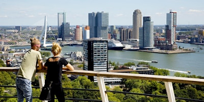Folk nyter utsikten over Maas og Rotterdams skyline fra Euromast.