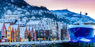 Bryggen med skip om vinteren, Bergen. Norge