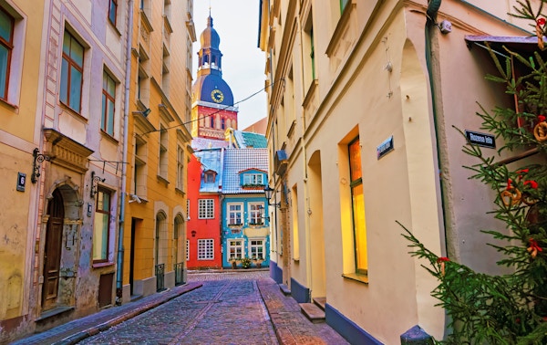 Smal gate som fører til St. Peter-kirken i Gamlebyen i Riga, Latvia