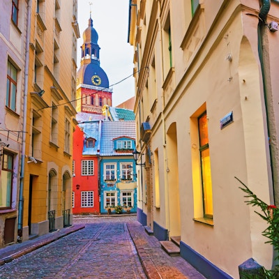 Smal gate som fører til St. Peter-kirken i Gamlebyen i Riga, Latvia