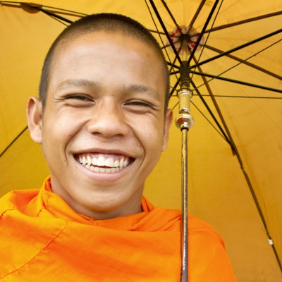 Portrett av en ung munk full av liv (Kambodsja).