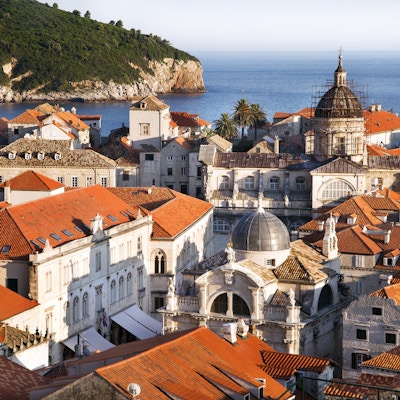 Utsikt over Dubrovniks oransje hustak med havet i bakgrunnen