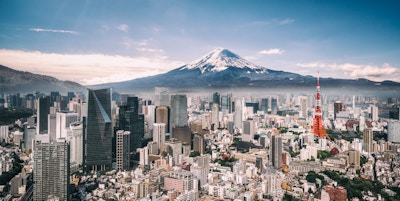 Utsikt over Mt. Fuji, Tokyo Tower og overfylte bygninger i Tokyo sentrum.