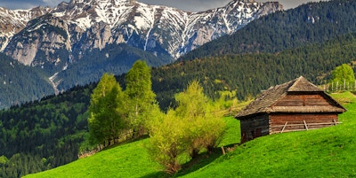 Fantastisk landlig gård med gammel trehytte Bran, Transylvania, Romania, Europe