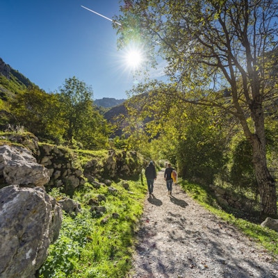 To stivandrere i idyllisk fjellandskap i Bulnes, ett av de ni prestegjeldene i Cabrales, Asturia