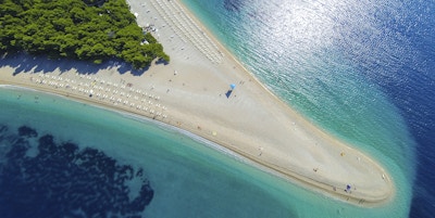 Den berømte stranden Zlatni Rat (Golden Horn eller Golden Cape) på øya Brac i Dalmatia, Kroatia.