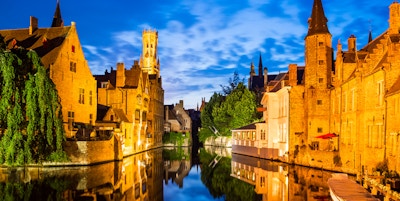 Brugge, Belgia. Bilde av Rozenhoedkaai i Brugge, Dijver elvekanal og Belfort (Belfry) tårn i skumringen.