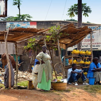 Innfødte mennesker selger banan på det lokale markedet 26. august 2010 i slummen i Kampala, Uganda. Nesten 40% av slumboerne har en månedlig inntekt på bare 2500 shilling Ã ¢ ?? mindre enn en dollar, 98% av disse er kvinner