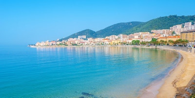 Hoteller, restauranter og stuehus langs kysten, Ajaccio, Korsika, Frankrike.