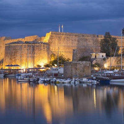 Girne (Kyrenia) er en by på Kypros, kjent for sin historiske havn og slott.