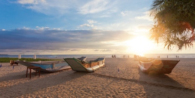 Ahungalla, Sri Lanka, Asia - Tradisjonelle langbåter som tørker ved Ahungalla Beach under solnedgang
