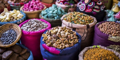 Røkelse til salgs i sourakene i Marrakesh