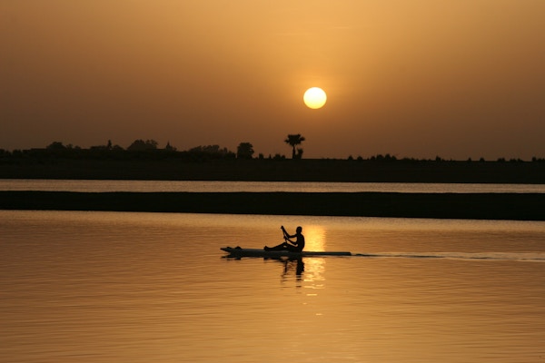 Kano på Gambiaelven.