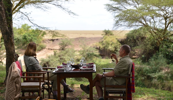 Par spiser utendørs i Basecamp Masai Mara, Kenya.