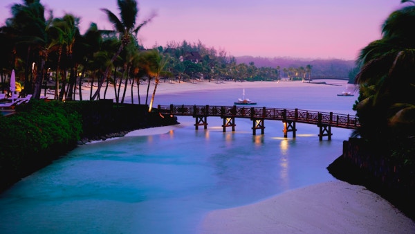 Bro ved strand på Mauritius.