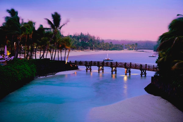 Bro ved strand på Mauritius.