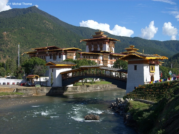 Bygning med fjell i bakgrunnen, Bhutan