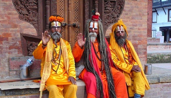 Tre menn med klovnemasker i Nepal.
