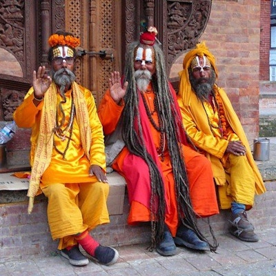 Tre menn med klovnemasker i Nepal.