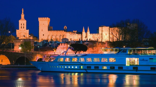 Cruisebåt på elven ved Pavepalasset i Avignon.