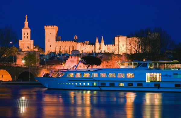 Cruisebåt på elven ved Pavepalasset i Avignon.