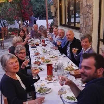 Mennesker spiser rundt et bord, Kreta.