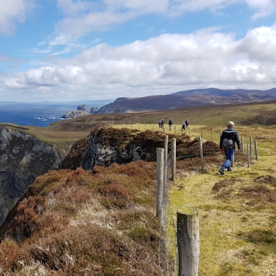 Mennesker går "The Wild Atlantic Way" på Irland.