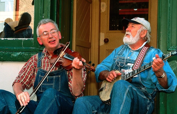 To menn spiller musikk på Irland.