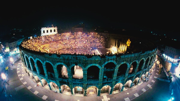 Arena di Verona lyser opp i mørket.