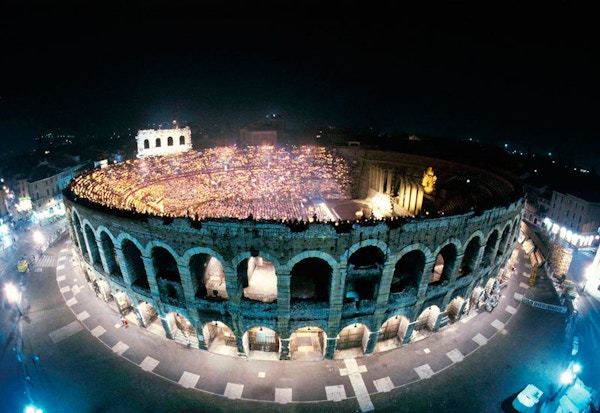 Arena di Verona lyser opp i mørket.