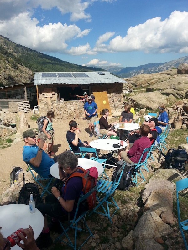 Mennesker på kafe i fjellene, Korsika.