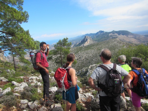 en gruppe mennesker på vandring i fjellterreng på Nord-Kypros.