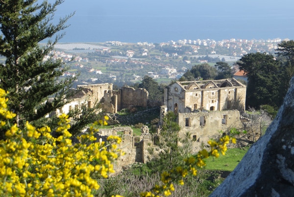 Panoramabilde over St. Hilarion-slottet på Kypros.
