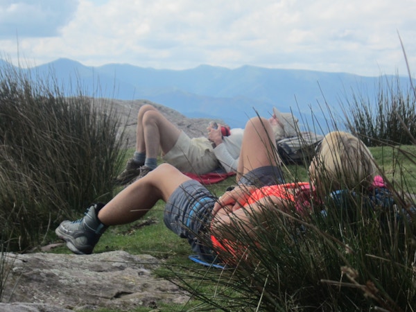 To personer hviler i Pyrenéene, Spania.