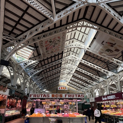 Innsiden av mercado central valencia