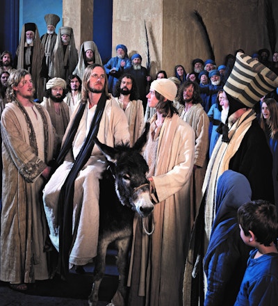 Jesus rir inn på en eselfole i Jerusalem, fra pasjonsspillet i Oberammergau..