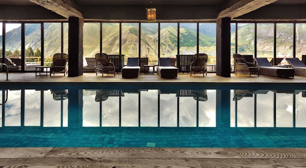 Svømmebasseng i Hotel Kazbegi - Utsikt mot fjellene omkring